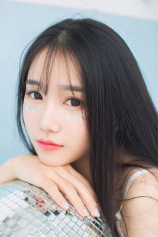 俄罗斯老年妇女与青年