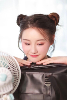 一边亲一边摸下面高潮视频